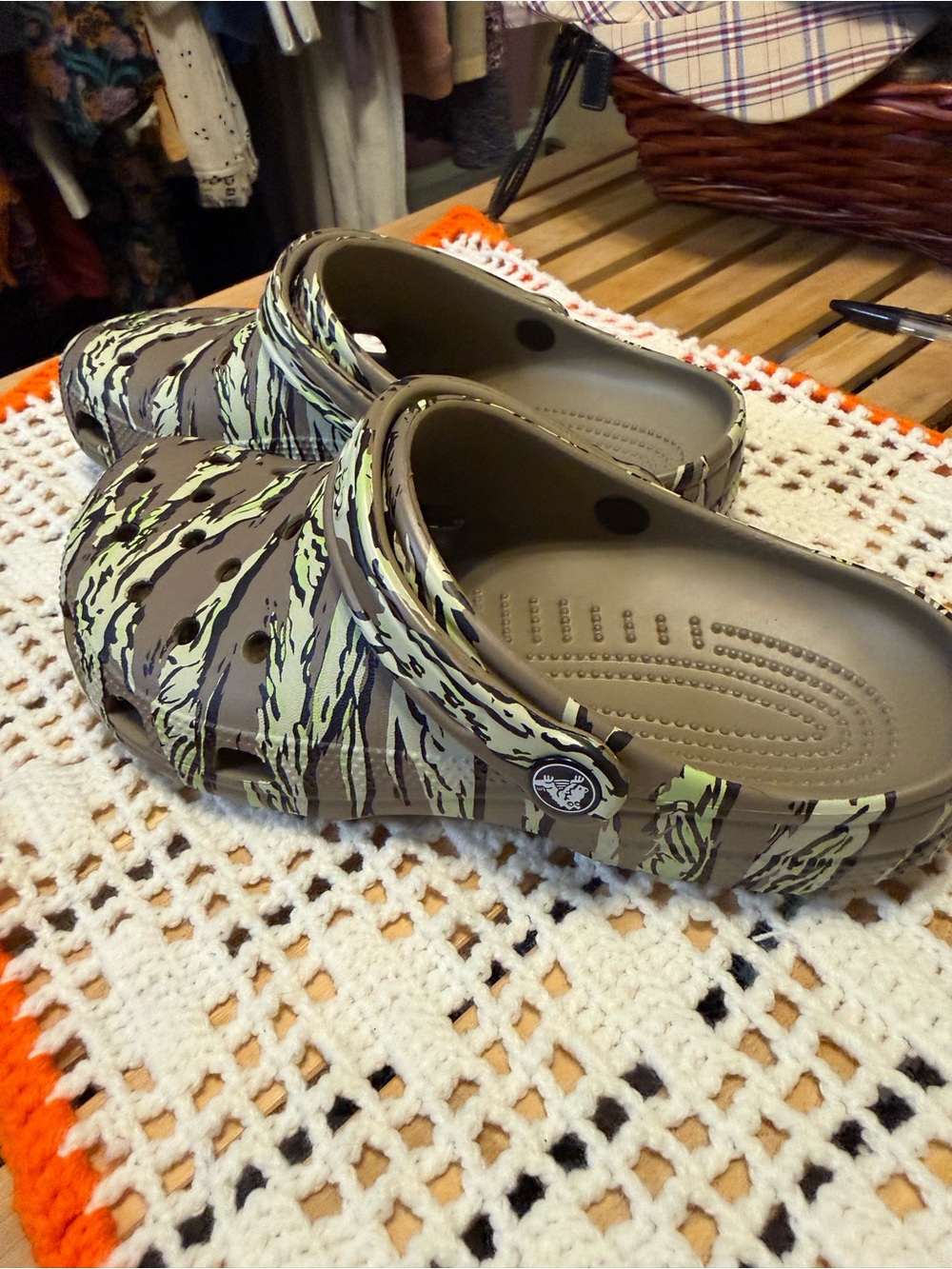 CROCS Clog in Brown and Light Green Camo Print - Picture 2 of 3